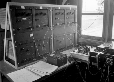 841110 Afbeelding van de meetapparatuur in het electrische treinstel nr. 757 (mat. 1954, plan G) tijdens proefnemingen ...